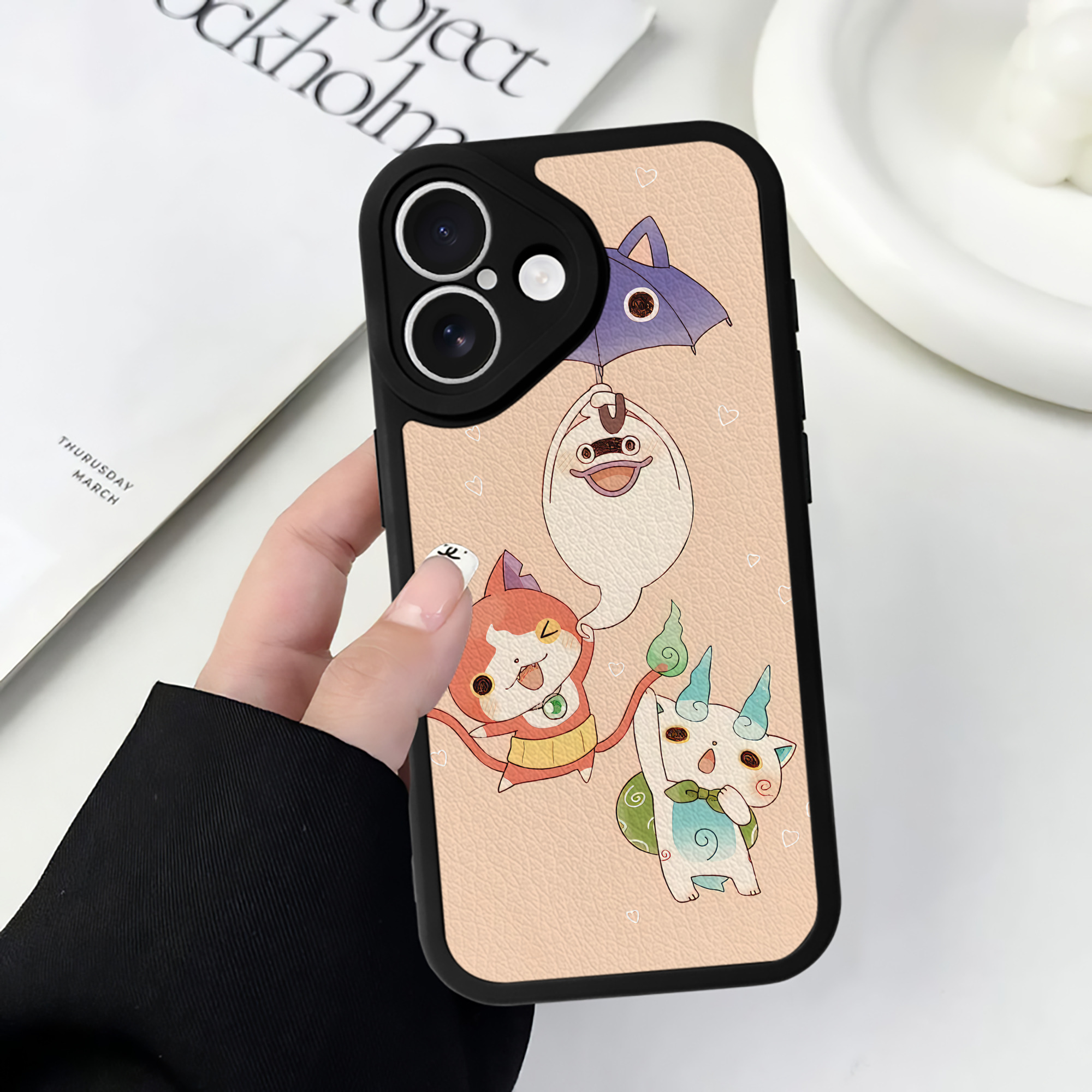 （画像用） 妖怪ウォッチ Yo-kai Watch 【iPhone 16シリーズ対応】シリコンスマホケース（レザー調） 材質：シリコン